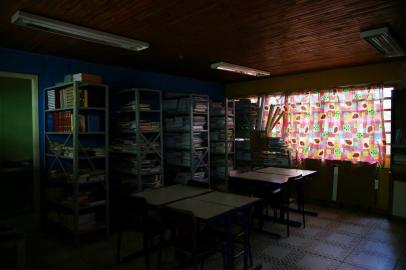  VIAMÃO, RS, BRASIL, 20-08-2018: Biblioteca da Escola Estadual Érico Verissimo, no bairro Lomba do Sabão, sem energia elétrica. O colégio chegou a ficar pelo menos quatro meses sem luz. Há algumas semanas, a energia foi reestabelecida, mas voltou a apresentar problema. (Foto: Mateus Bruxel / Agência RBS)