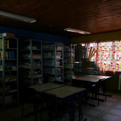  VIAMÃO, RS, BRASIL, 20-08-2018: Biblioteca da Escola Estadual Érico Verissimo, no bairro Lomba do Sabão, sem energia elétrica. O colégio chegou a ficar pelo menos quatro meses sem luz. Há algumas semanas, a energia foi reestabelecida, mas voltou a apresentar problema. (Foto: Mateus Bruxel / Agência RBS)