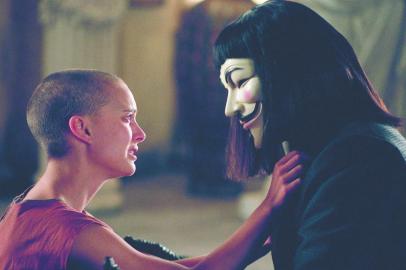 Cena do filme V de Vingança (V for Vendetta, EUA/Alemanha, 2005) direção de James McTeigue. Na foto a atriz Natalie Portman ( Evey Hammond) e o ator Hugo Weaving (d).#PÁGINA:07 Fonte: Divulgação Fotógrafo: Warner