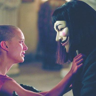 Cena do filme V de Vingança (V for Vendetta, EUA/Alemanha, 2005) direção de James McTeigue. Na foto a atriz Natalie Portman ( Evey Hammond) e o ator Hugo Weaving (d).#PÁGINA:07 Fonte: Divulgação Fotógrafo: Warner