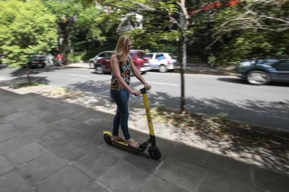  PORTO ALEGRE, RS, BRASIL - 2019.02.20 - Teste de bikes e patinetes compartilhadas, do app Yellow, em Porto Alegre. (Foto: ANDRÉ ÁVILA/ Agência RBS)Indexador: Andre Avila