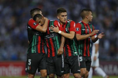  Chiles Palestino midfielder Cesar Cortes (2-L) celebrates with teammates his goal against Argentinas Talleres de Cordoba during a Copa Libertadores football match at Mario Alberto Kempes Stadium in Cordoba, Argentina, on February 20, 2019. (Photo by DIEGO LIMA / AFP)Editoria: SPOLocal: CórdobaIndexador: DIEGO LIMASecao: soccerFonte: AFPFotógrafo: STR