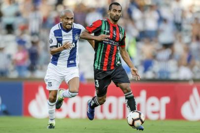  Chile s Palestino midfielder Cesar Cortes vies for the ball with Argentina s Talleres de Cordoba midfielder Pablo Guinazu during their Copa Libertadores football match at Mario Alberto Kempes Stadium in Cordoba, Argentina on February 20, 2019. (Photo by DIEGO LIMA / AFP)Editoria: SPOLocal: CórdobaIndexador: DIEGO LIMASecao: soccerFonte: AFPFotógrafo: STR