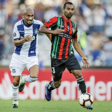  Chile s Palestino midfielder Cesar Cortes vies for the ball with Argentina s Talleres de Cordoba midfielder Pablo Guinazu during their Copa Libertadores football match at Mario Alberto Kempes Stadium in Cordoba, Argentina on February 20, 2019. (Photo by DIEGO LIMA / AFP)Editoria: SPOLocal: CórdobaIndexador: DIEGO LIMASecao: soccerFonte: AFPFotógrafo: STR