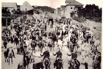 Registro de cortejo de Carnaval em 1912, na Rua Dr. Carlos Barbosa, no município de Garibaldi.