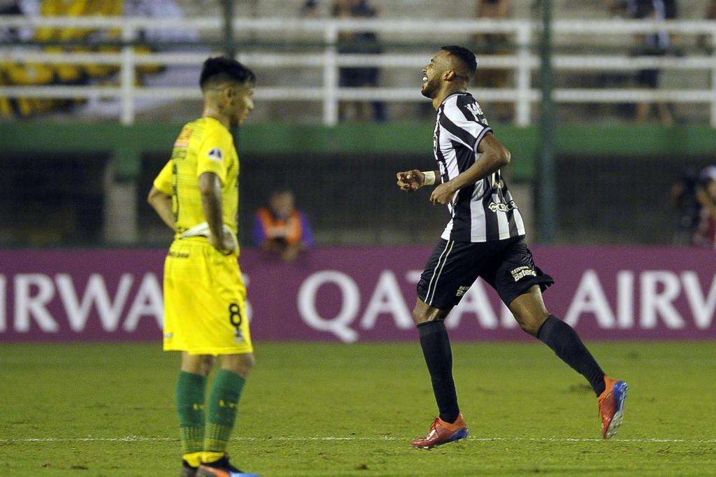 VÍDEO: Alex Santana, ex-Botafogo, marca golaço pelo Ludogorets - Fogo na  Rede