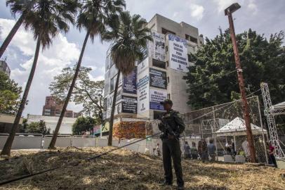  A police officer stand guard outside the Monaco building, in Medellin, Colombia, which was once home to Colombian drug lord Pablo Escobar, during the announcement on December 19, 2018 of the winner of a public bid to design an urban project to be build after the building is demolished. - The Monaco building will be demolished on February 22, 2019, and its site will be then turned into a park in memory of the victims of the drug war. (Photo by JOAQUIN SARMIENTO / AFP)Editoria: CLJLocal: MedellínIndexador: JOAQUIN SARMIENTOSecao: drug traffickingFonte: AFPFotógrafo: STR