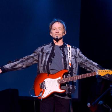 (FILES) In this file photo taken on November 10, 2012, musician Peter Tork of The Monkees performs in Los Angeles, California. - Tork died on February 21, 2019, according to  a post on his Facebook page and confirmed by his siter Anne Thorkelson. The post did not indicate where or how Tork died. He was 77. (Photo by Noel Vasquez / GETTY IMAGES NORTH AMERICA / AFP)