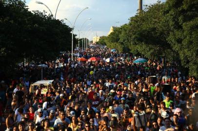  PORTO ALEGRE, RS, BRASIL, 02-02-2015: Bloco Império da Lã na orla do Guaíba. Foto: Carlos Macedo/Agência RBS)