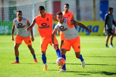  VERANÓPOLIS, RS, BRASIL, 21/02/2019. Treino do Veranópolis no estádio Antônio David Farina. O VEC tenta fugir do rebaixamento da série A do Campeonato Gaúcho (Gauchão 2019). Na foto, atacane Talles (D). (Porthus Junior/Agência RBS)