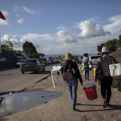  Venezuelan women walk back to their country after a day selling soft drinks and snacks in the Brazilian border in the city of Pacaraima, in Roraima State, on August 21, 2018. - Desperate Venezuelans fleeing the countrys crisis continue to cross the Brazilian border, despite the violent anti-migrant riot that took place last week in the border town of Pacaraima. (Photo by Mauro PIMENTEL / AFP)Editoria: POLLocal: PacaraimaIndexador: MAURO PIMENTELSecao: migrationFonte: AFPFotógrafo: STF