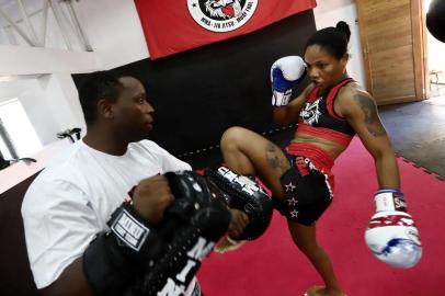  PORTO ALEGRE, RS, BRASIL, 20/02/2019 - Simone luta jiu-jitsu com bolsa em academia e foi selecionada para campeonato internacional na Tailândia, mas não tem como pagar as despesas. Ela vende doces e faz rifa para conseguir o valor.  (FOTOGRAFO: CARLOS MACEDO / AGENCIA RBS)