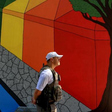  PORTO ALEGRE, RS, BRASIL, 20/02/2019- A comunidade do brique se mobilizou e fez um mutirão para revitalizar o posto da BM. Ele ganhou um mosaico de azulejo na fachada e pinturas coloridas nas outras paredes. (FOTOGRAFO: JÚLIO CORDEIRO / AGENCIA RBS)