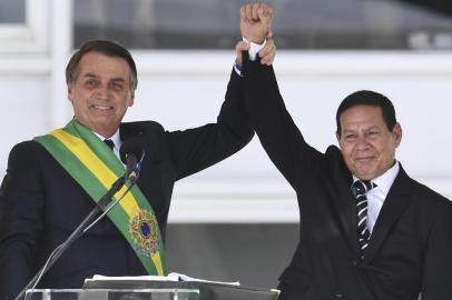  Brazil's new President Jair Bolsonaro (L), and Brazil's new Vice-President Hamilton Mourao wave to supporters during their inauguration ceremony at Planalto Palace in Brasilia on January 1, 2019. - Bolsonaro takes office with promises to radically change the path taken by Latin America's biggest country by trashing decades of centre-left policies. (Photo by EVARISTO SA / AFP)Editoria: POLLocal: BrasíliaIndexador: EVARISTO SASecao: governmentFonte: AFPFotógrafo: STF