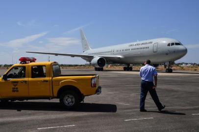  A Brazilian Air Force plane carrying humanitarian aid for Venezuela is pictured shortly after landing at Ala 7 air base in Boa Vista, Roraima state, Brazil in the border with Venezuela, on February 22, 2019. - President Nicolas Maduro ordered the closure of Venezuelas border with Brazil on Thursday in an increasingly fraught power struggle with Juan Guaido, the opposition leader spearheading efforts to bring humanitarian aid into the country despite a military blockade. (Photo by Nelson Almeida / AFP)Editoria: WARLocal: Boa VistaIndexador: NELSON ALMEIDASecao: crisisFonte: AFPFotógrafo: STF