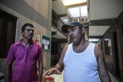  CANOAS, RS, BRASIL - 2019.02.22 - Carmelo Carrillo e Jhonny Alvarez, venezuelanos que vivem em abrigo em Canoas, comenta atual crise na fronteira entre Venezuela e Brasil. (Foto: ANDRÉ ÁVILA/ Agência RBS)Indexador: Andre Avila