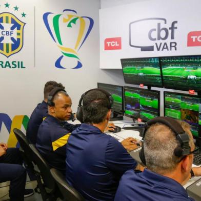  VAR na Final da Copa do Brasil - Cruzeiro 1 x 0 CorinthiansSala do VAR no estádio do Mineirão para a decisão da Copa do Brasil 2018