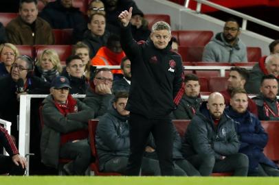  Manchester Uniteds  Norwegian caretaker manager Ole Gunnar Solskjaer gestures to their supporters during the English FA Cup fourth round football match between Arsenal and Manchester United at the Emirates Stadium in London on January 25, 2019. - Manchester United won the game 3-1. (Photo by Ian KINGTON / IKIMAGES / AFP) / RESTRICTED TO EDITORIAL USE. No use with unauthorized audio, video, data, fixture lists, club/league logos or live services. Online in-match use limited to 45 images, no video emulation. No use in betting, games or single club/league/player publications.Editoria: SPOLocal: LondonIndexador: IAN KINGTONSecao: soccerFonte: IKIMAGESFotógrafo: STR