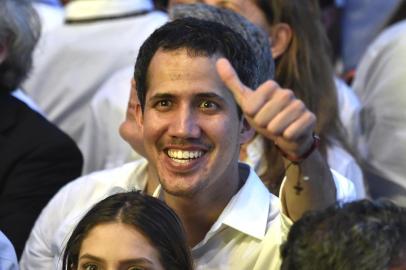  Venezuela's opposition leader Juan Guaido waves at the crowd during the "Venezuela Aid Live" concert, organized to raise money for the Venezuelan relief effort, at the head of the Tienditas International Bridge in Cucuta, Colombia, on February 22, 2019. - Guaido -- recognized by more than 50 countries as interim president -- attended the aid concert in Colombia despite having been barred from leaving the country by the government of rival Nicolas Maduro. (Photo by Luis ROBAYO / AFP)Editoria: WARLocal: CúcutaIndexador: LUIS ROBAYOSecao: musicFonte: AFPFotógrafo: STF