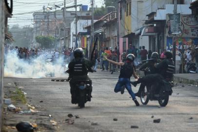 Militares venezuelanos dispersaram, neste sábado (23), com gás lacrimogêneo e balas de borracha dezenas de pessoas que tentavam chegar à Colômbia por uma ponte fronteiriça em Ureña (Táchira). A área teve o fechamento ordenado na noite de sexta pelo regime do ditador Nicolás Maduro para evitar a entrada de ajuda humanitária.