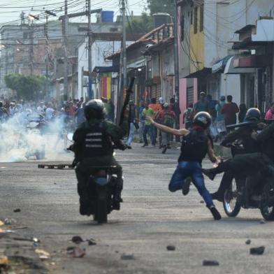 Militares venezuelanos dispersaram, neste sábado (23), com gás lacrimogêneo e balas de borracha dezenas de pessoas que tentavam chegar à Colômbia por uma ponte fronteiriça em Ureña (Táchira). A área teve o fechamento ordenado na noite de sexta pelo regime do ditador Nicolás Maduro para evitar a entrada de ajuda humanitária.