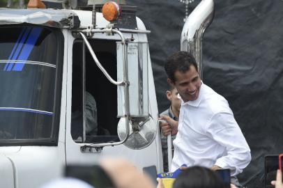 Da Colômbia, Juan Guaidó, presidente autodeclarado da Venezuela, diz que caminhões de ajuda humanitária entrarão no seu país