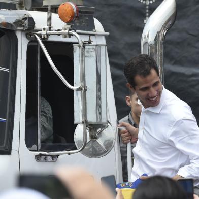 Da Colômbia, Juan Guaidó, presidente autodeclarado da Venezuela, diz que caminhões de ajuda humanitária entrarão no seu país