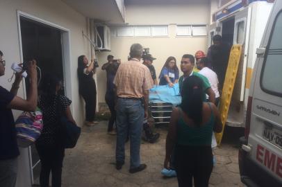 Após novos confrontos no lado venezuelano da fronteira com o Brasil, neste sábado (23), ambulâncias ingressaram em Pacaraima trazendo pessoas feridas. Venezuela. Roraima