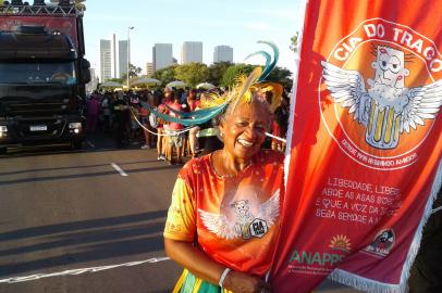 Vera Regina Almeida dos Santos, 67 anos, era uma das mais animadas na estreia do Carnaval de rua em Porto Alegre