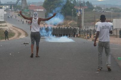 Confrontos entre manifestantes e militares venezuelanos na fronteira. Foto: Tiago Orihuela