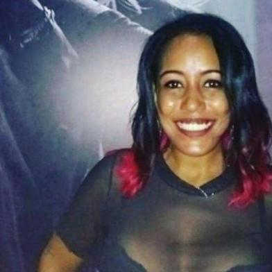 O corpo de uma mulher foi encontrado em uma estrada de chão batido na localidade de Barro Vermelho, em Gravataí, no sábado (23). Caroline Nogueira Rodrigues, 35 anos, foi morta com diversos tiros de pistola .380 disparados contra sua cabeça. Motorista de aplicativo, ela estava desaparecida desde sexta-feira (22).