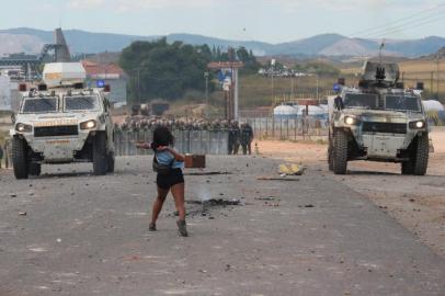  PACARAIMA, RR, BRASIL - 24/02/2019 - Confronto na fronteira entre Brasil e Venezuela.