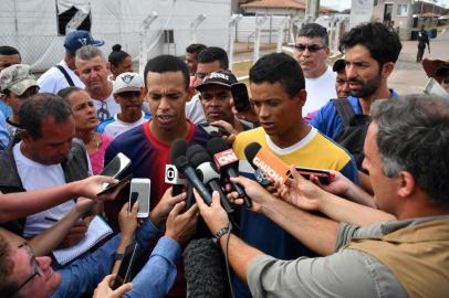  Venezuelan soldiers Jean Carlos Cesar Parra (R) and Jorge Luis Gonzalez Romero speak with the press after seeking refuge in Brazil, at the Brazil-Venezuela border, in Pacaraima, Roraima state, Brazil on February 24, 2019. - Two Venezuelan soldiers have sought refuge in Brazil and more than 100 Venezuelan soldiers have deserted and crossed into Colombia, immigration authorities reported as tensions rise between the neighbors over humanitarian aid. Venezuelan President Nicolas Maduro claims the aid is a smokescreen for a US invasion, and has ordered several crossings on Venezuelas borders with Colombia and Brazil closed. (Photo by Nelson Almeida / AFP)Editoria: WARLocal: PacaraimaIndexador: NELSON ALMEIDASecao: crisisFonte: AFPFotógrafo: STF