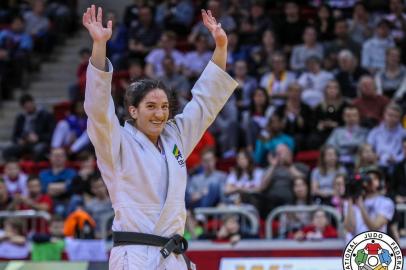  A gaúcha Mayra Aguiar mostrou mais uma vez porque é a melhor judoca brasileira da história. Bicampeã mundial e dona de dois bronzes olímpicos, a atleta da Sogipa fechou a participação do Brasil ontem no Grand Slam de Dusseldorf, na Alemanha, com o ouro na categoria até 78kg.