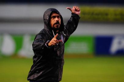 CAXIAS DO SUL, RS, BRASIL, 24/02/2019. Caxias x Pelotas, jogo válido pela oitava rodada da primeira fase do Campeonato Gaúcho (Gauchão 2019), e realizado no estádio Centenário. Técnico do Caxias, Pingo.  (Porthus Junior/Agência RBS)