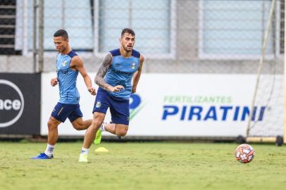 Felipe Vizeu participa de treino do Grêmio no CT Luiz Carvalho.