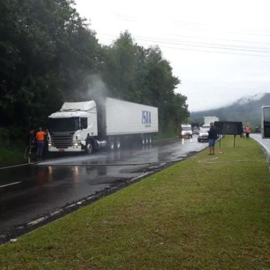 Carreta pega fogo na ERS-122, km 35, em Bom Princípio. 