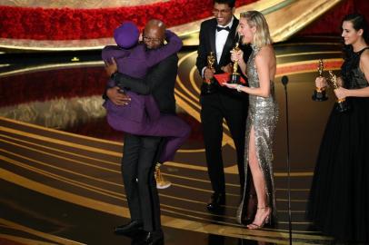 HOLLYWOOD, CALIFORNIA - FEBRUARY 24: Spike Lee accepts the Best Adapted Screenplay award for BlacKkKlansman from Samuel L. Jackson onstage during the 91st Annual Academy Awards at Dolby Theatre on February 24, 2019 in Hollywood, California.   Kevin Winter/Getty Images/AFP