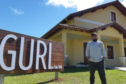 O restaurante GURI - Cozinha de Origem está chegando, manso como cusco de fazenda. É assim que o chef e empresário Enio Valli anuncia a chegada ao Vale dos Vinhedos com seu mais novo empreendimento gastronômico. A proposta é de levar a cozinha de fogos dos pampas do Rio Grande do Sul, Uruguai e Argentina para a paisagem da Região da Uva e do Vinho.