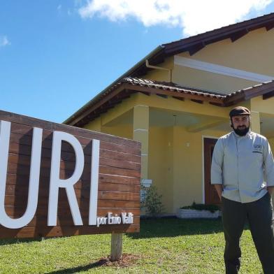 O restaurante GURI - Cozinha de Origem está chegando, manso como cusco de fazenda. É assim que o chef e empresário Enio Valli anuncia a chegada ao Vale dos Vinhedos com seu mais novo empreendimento gastronômico. A proposta é de levar a cozinha de fogos dos pampas do Rio Grande do Sul, Uruguai e Argentina para a paisagem da Região da Uva e do Vinho.