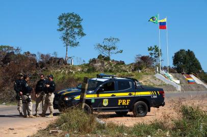 PACARAIMA,RR,25.02.2019:SEGURANÃA-BRASILEIRA-BLOQUEIOS-FAIXA-FRONTEIRA - Agentes do ExÃ©rcito, ForÃ§a Nacional e PolÃ­cia RodoviÃ¡ria Nacional montam bloqueios em Pacaraima (RR), nesta segunda-feira (25), para restringir que os venezuelanos fiquem aglomerados na faixa de fronteira entre Brasil e Venezuela onde houve os confrontos de sÃ¡bado e domingo com a Guarda Nacional Bolivariana. A fronteira do Brasil nÃ£o estÃ¡ fechada e os venezuelanos que chegam por caminhos alternativos podem entrar no Brasil normalmente, jÃ¡ a fronteira da Venezuela continua fechada. (Foto: Edmar Barros/Futura Press/Folhapress) 