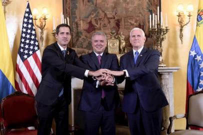  Handout picture released by the Colombian Presidency's press office showing Colombian President Ivan Duque (C), US Vice President Mike Pence (R) and Venezuelan opposition leader and self-declared acting president Juan Guaido posing for a picture during a meeting with Foreign Ministers of the Lima Group at Colombia's Foreign Affairs Ministry in Bogota on February 25, 2019. - US Vice President Mike Pence passed on a message from Donald Trump to Venezuela's opposition leader Juan Guaido on Monday, telling him "we are with you 100 percent." Pence and Guaido met in Colombia's capital during a meeting of regional allies to discuss their next move in response to the crisis in Venezuela. (Photo by HO / Colombian Presidency / AFP) / RESTRICTED TO EDITORIAL USE - MANDATORY CREDIT "AFP PHOTO - Colombia's Presidency" - NO MARKETING NO ADVERTISING CAMPAIGNS - DISTRIBUTED AS A SERVICE TO CLIENTSEditoria: WARLocal: BogotaIndexador: HOSecao: crisisFonte: Colombian PresidencyFotógrafo: STR