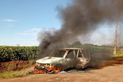  LAJEADO, RS, BRASIL - Carro encontrado queimado teria sido usado para sequestrar adolescente no Vale do Taquari.