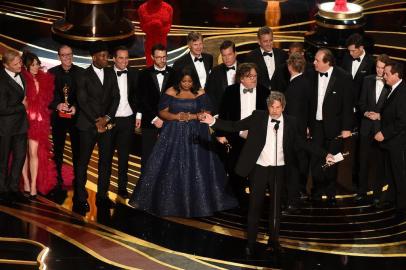  Producers of Best Picture nominee Green Book Peter Farrelly and Nick Vallelonga accepts the award for Best Picture with the whole crew on stage during the 91st Annual Academy Awards at the Dolby Theatre in Hollywood, California on February 24, 2019. (Photo by VALERIE MACON / AFP)Editoria: ACELocal: HollywoodIndexador: VALERIE MACONSecao: cinema industryFonte: AFPFotógrafo: STF