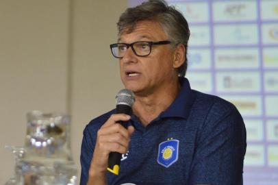  Técnico da seleção brasileira de vôlei, o gaúcho Renan Dal Zotto foi apresentado ontem pelo Taubaté, time de São Paulo que ocupa a terceira colocação na Superliga masculina. Na 