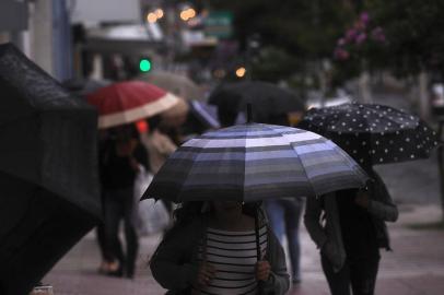  CAXIAS DO SUL, RS, BRASIL, 25/02/2019 - Segunda feira em Caxias teve chuva e queda de temperatura. A tarde, os termômetros marcaram 15 garaus. (Marcelo Casagrande/Agência RBS)