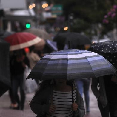  CAXIAS DO SUL, RS, BRASIL, 25/02/2019 - Segunda feira em Caxias teve chuva e queda de temperatura. A tarde, os termômetros marcaram 15 garaus. (Marcelo Casagrande/Agência RBS)