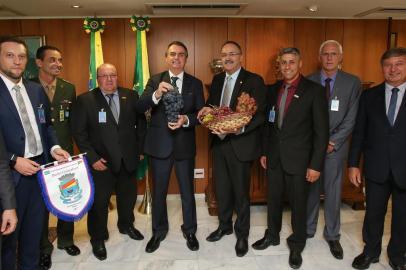 Representantes da Cooperativa Vinícola Aurora, mais o ex-deputado Mauro Pereira e o prefeito de Bento Gonçalves Guilherme Pasin (PP) convidam presidente Jair Bolsonaro para a inauguração da planta fabril da vinícola no Vale dos Vinhedos, em maio.