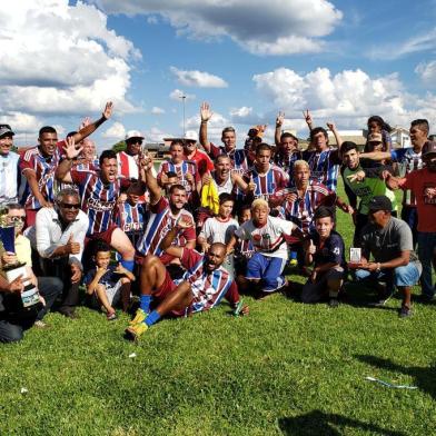  O Juventus, do bairro Euzébio Beltrão de Queiroz, conquistou o título do Torneio pela Paz - Volta do Girane, realizado no último sábado, no Estádio Municipal. A definição foi nos pênaltis, por 6 a 5, após o 0 a 0 no tempo normal contra o Colorado.