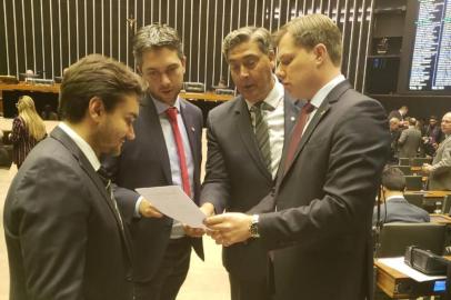 Deputado federal Lucas Redecker (PSDB) colhe assinaturas para uma frente parlamentar para a extensão da Rodovia do Parque até a RS-240, em Portão.